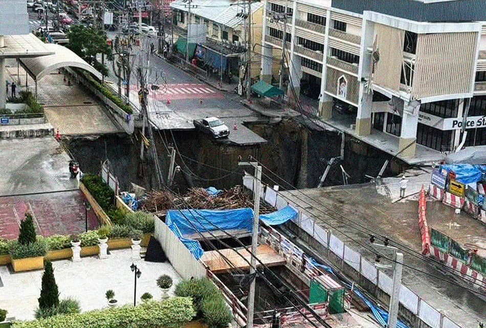 ถนนทรุด! หน้าวชิรพยาบาล ‘ผู้ว่าฯกทม.’ รุดตรวจสอบ ถกหน่วยงานเกี่ยวข้องวางแผนเร่งแก้ปัญหา