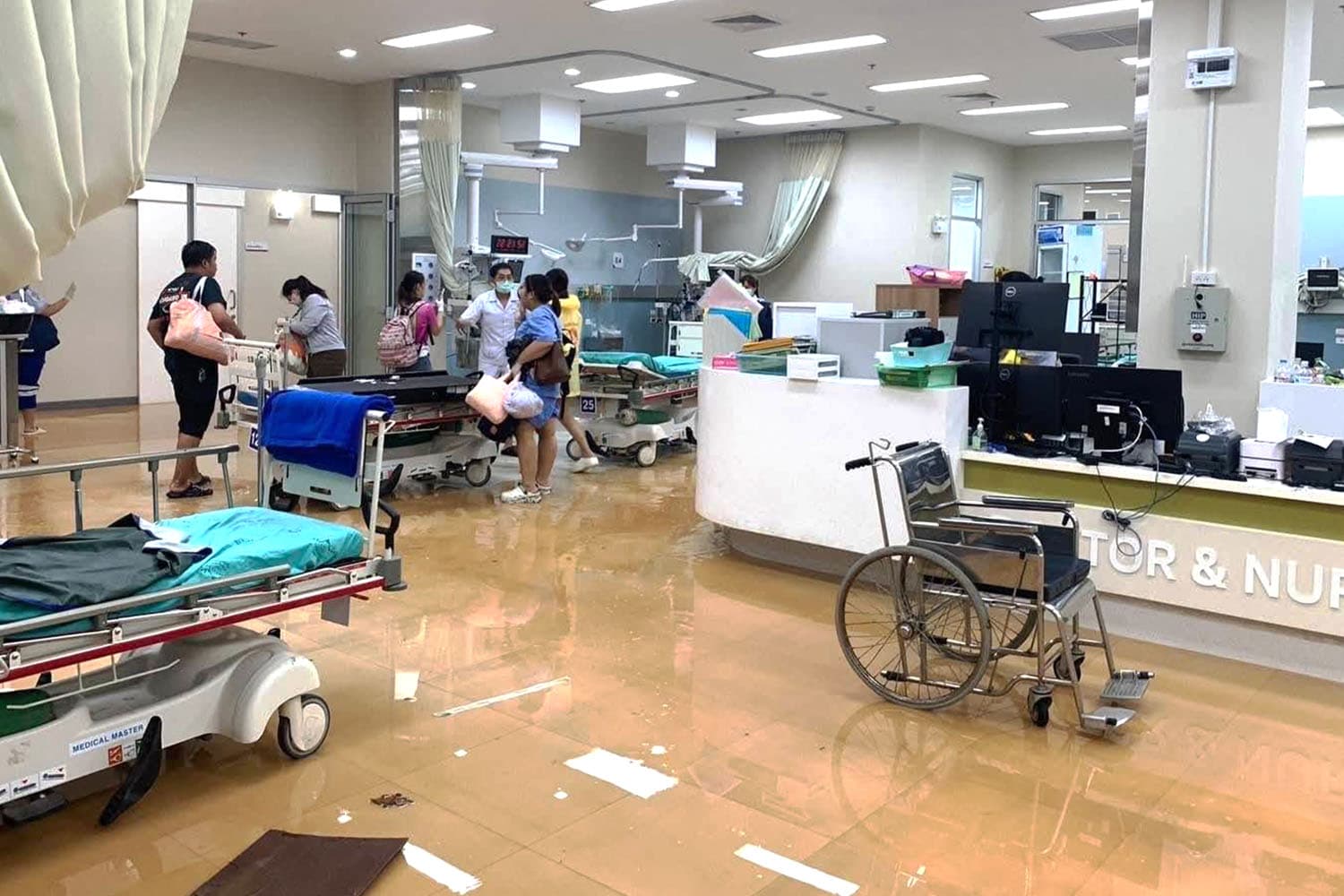 ทอ. เร่งขนย้ายผู้ป่วย และอุปกรณ์ทางการแพทย์ รพ.น่าน หลังน้ำท่วมสูงต่อเนื่อง