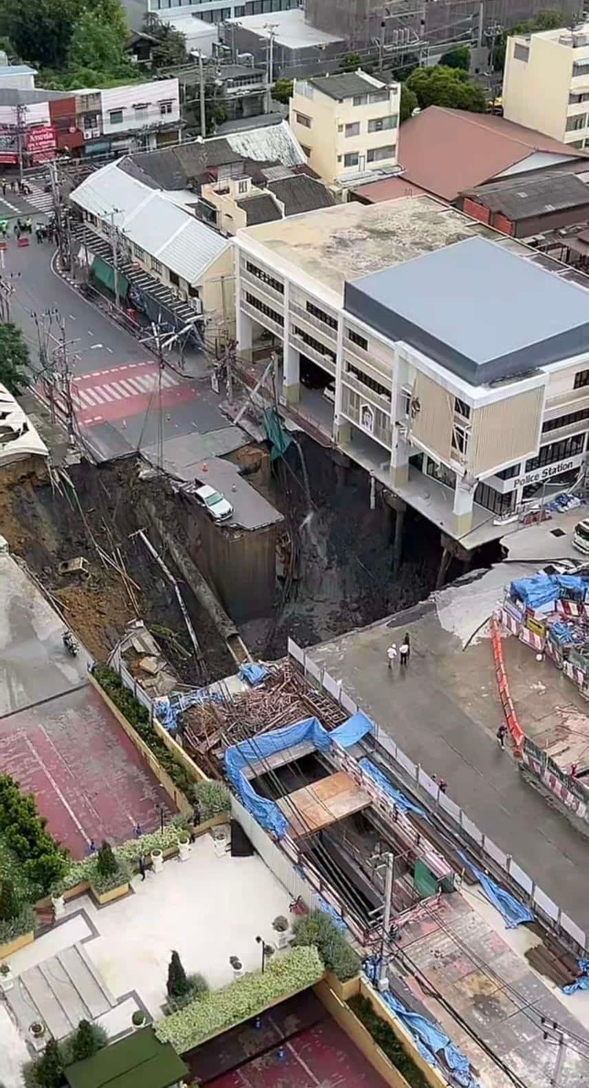 ถนนทรุดตัวขนาดใหญ่หน้าโรงพยาบาลวชิรพยาบาล บริเวณถนนสามเสน