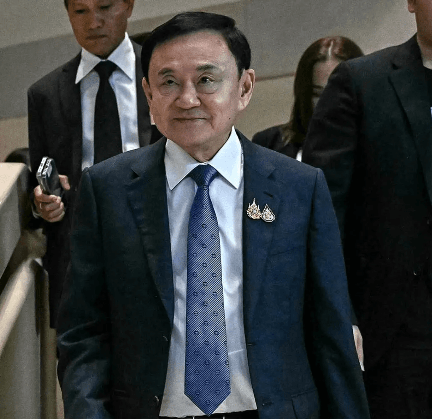 ทักษิณ ชินวัตร เดินทางออกจากประเทศไทยก่อนวันฟังคำตัดสินของศาลฯ ปลายทางแจ้งไว้ลงที่สิงคโปร์ แต่เปลี่ยนจุดหมายใหม่ไปดูไบ 