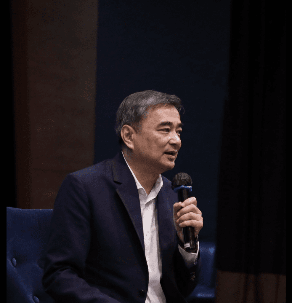 อภิสิทธิ์ เวชชาชีวะ ประชาธิปัตย์ในสายเลือด และศิษย์เก่าถูกถามหาว่าจะหวนคืนหรือไม่