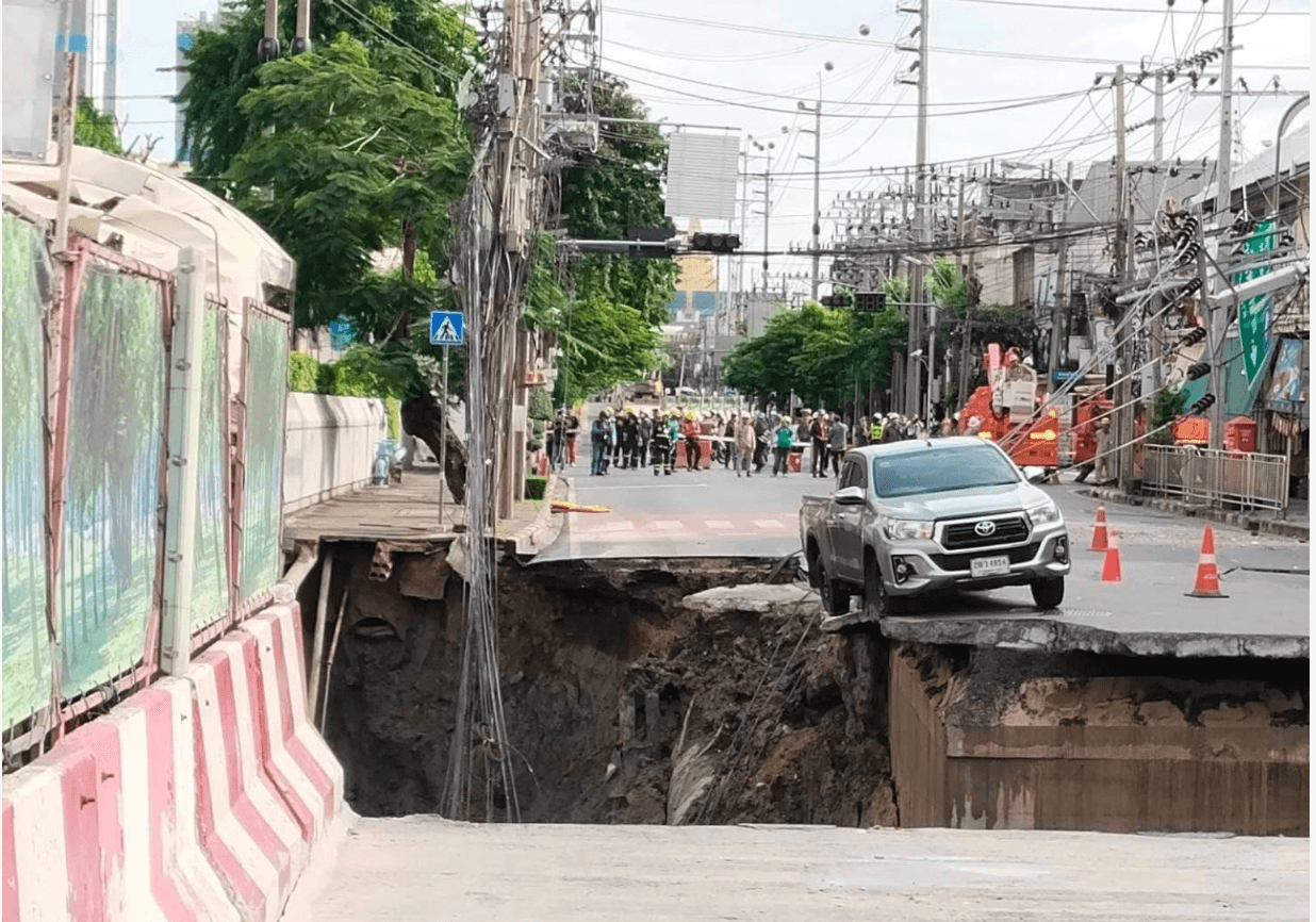 สภาพความเสียหายที่เกิดขึ้นจากเหตุถนนทรุด ดินถล่มในพื้นที่ก่อสร้างรถไฟฟ้าใต้ดิน ประเดิมงานรัฐบาลใหม่
