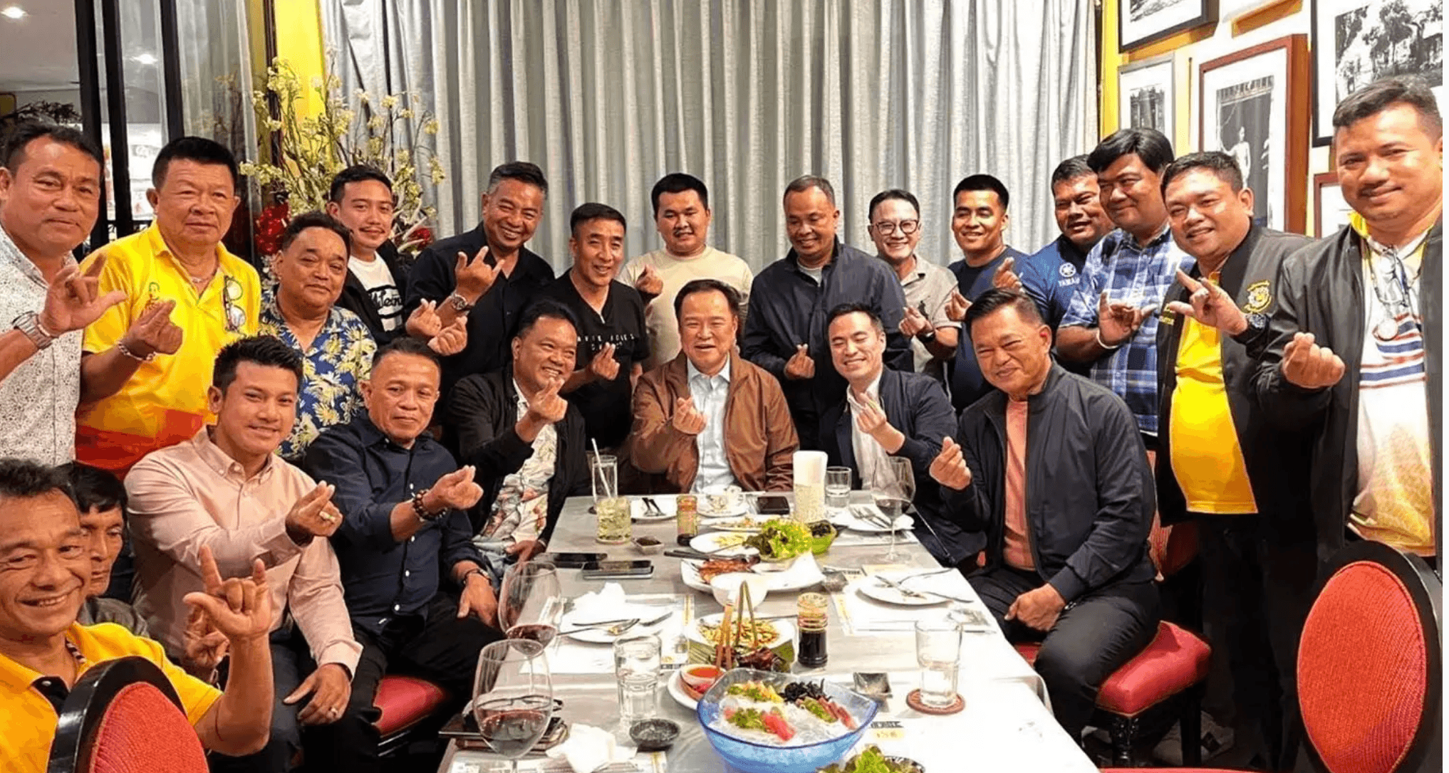  ‘ขิง’ เอกนัฏ พร้อมพันธุ์ กับการร่วมโต๊ะกับหัวหน้าพรรคภูมิใจไทย เป็นแค่งานเลี้ยงหรืองานต้อนรับ  ต้องรอดู 