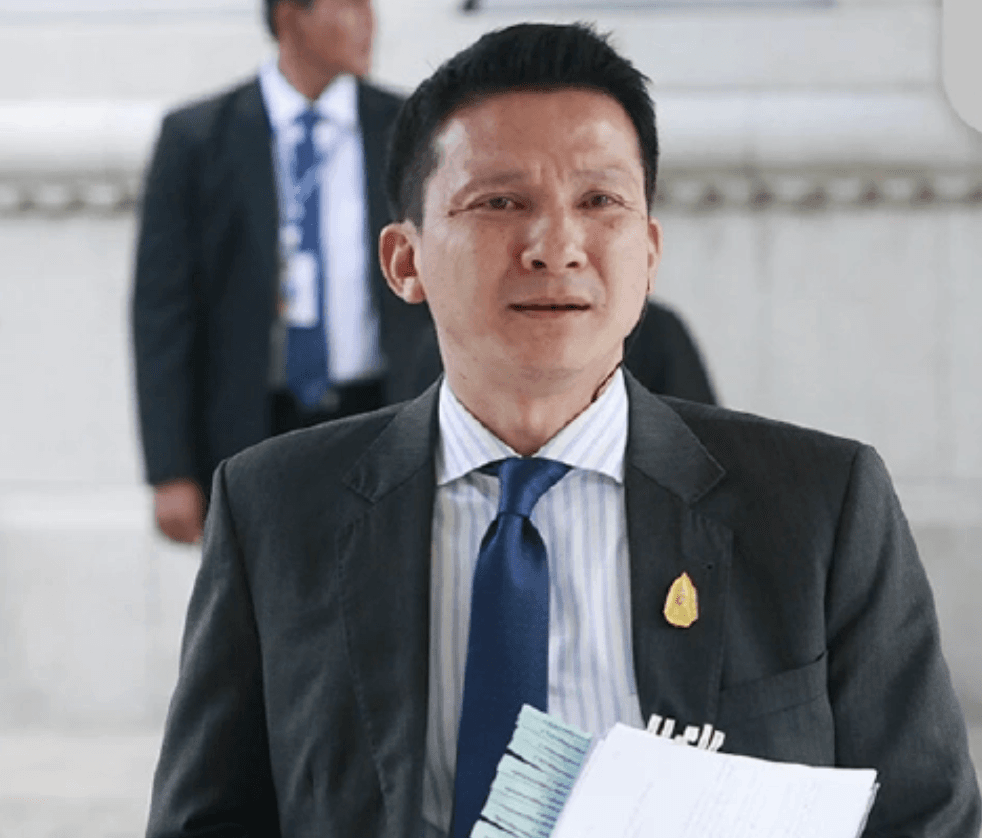 พ.ต.อ.วทัญญู วิทยผโลทัย  องครักษ์นายกฯ เครือข่ายตระกูลชิน 4 สมัย  กลับมานั่งรองผู้อำนวยการ ป.ย.ป.ต้องรอดูผลงานกันต่อไป