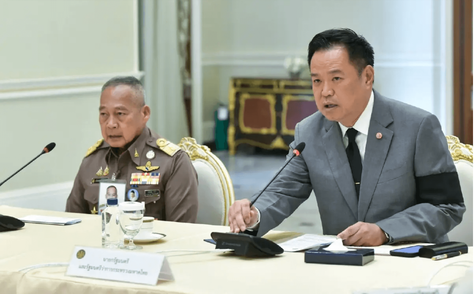 การบริหารวิกฤตน้ำท่วมของรัฐบาลล้มเหลวสิ้นเชิง  เน้นภาพเฉิดฉาย แต่ไม่มีผลงาน คะแนนนิยมหายไปกับน้ำท่วม