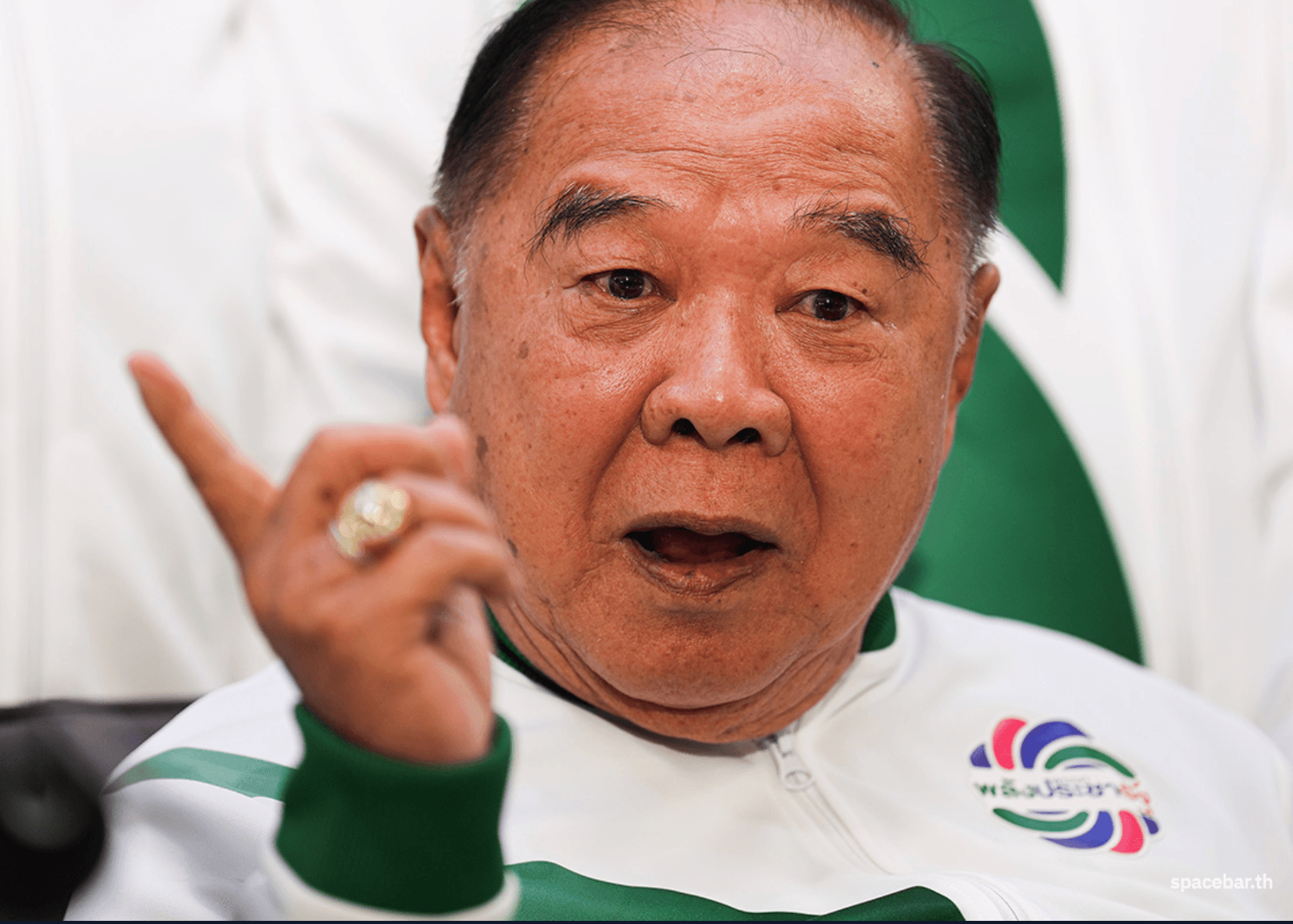 พล.อ.ประวิตร  วงษ์สุวรรณ  หัวหน้าพรรคพลังประชารัฐ จากที่เคยเป็นศูนย์กลาง แต่เวลานี้ถูกเหวี่ยงออกมาอยู่รอบนอก ท่ามกลางข่าวลือถอดใจแล้ว