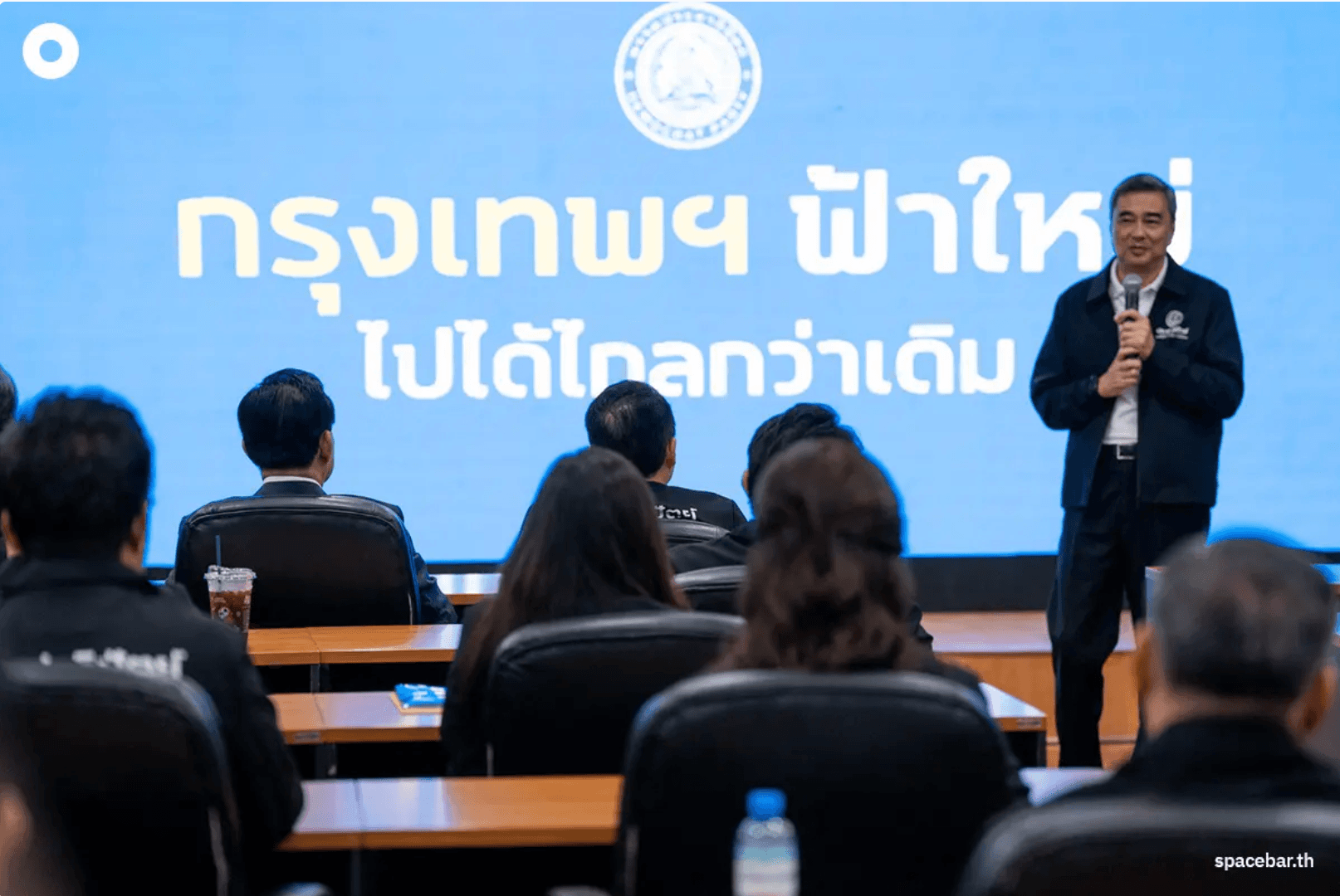 อภิสิทธิ์ เวชชาชีวะ หัวหน้าพรรคประชาธิปัตย์ ประกาศชัดเจนไม่ร่วมรัฐบาลกับกล้าธรรม  แสดงจุดยืนตั้งแต่เริ่มต้น ไม่เลี่ยงไปมาเหมือนพรรคอื่น ๆ 