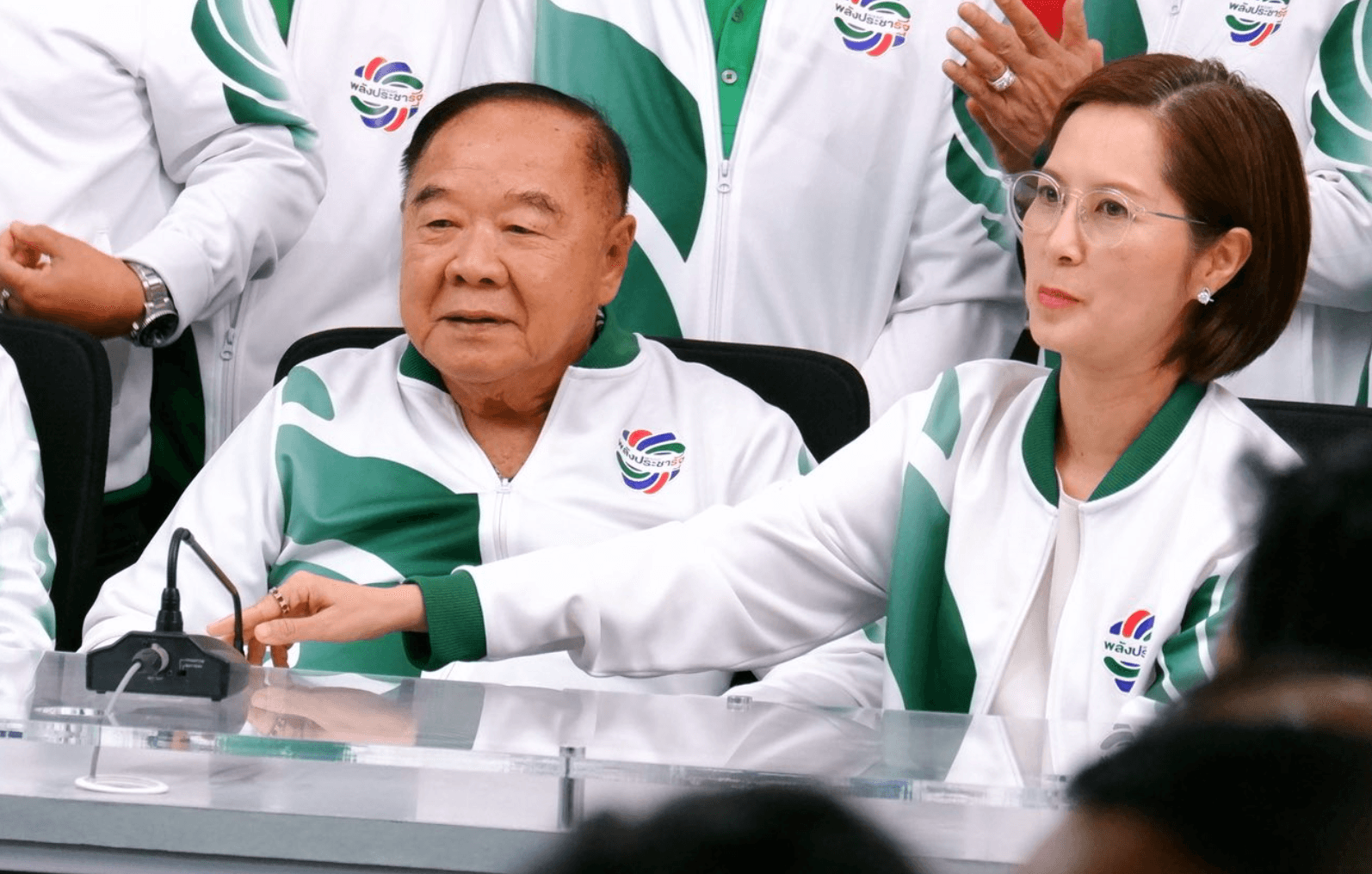 พล.อ.ประวิตร วงษ์สุวรรณ ยอมถอนจากแคนดิเดตนายกฯ ส่งต่อให้ สส.กลุ่มสุดท้าย ตรีนุช เทียนทอง ขึ้นมาแทน  แทบไม่เหลือภาพของพรรคใหญ่ในอดีตให้เห็นอีกแล้ว