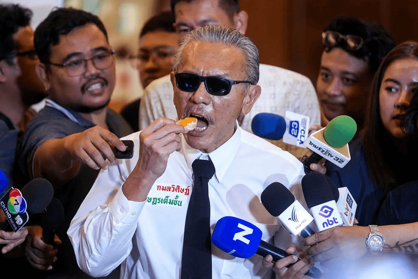 ชูวิทย์ กมลวิศิษฎ์ เปิดตัวยืนหนึ่งเรื่องกินส้ม  และยังปล่อยข้อมูลลับออกมาเป็นระยะ  ซึ่งส่วนใหญ่เป็นเรื่องจริง ทำให้การเมืองสนุกขึ้นมาทันที