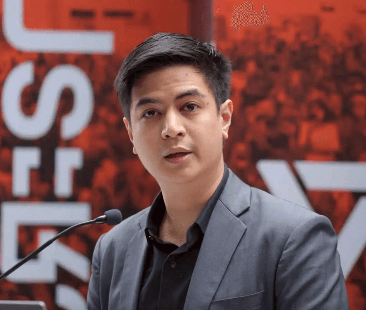 ‘ไอติม’  พริษฐ์ วัชรสินธุ์  หล่อหลาน ถูกผลักออกมาแถวหน้า จะให้เป็นห้วหน้าพรรคประชาชน กรณีที่หัวหน้าเท้ง ต้องหยุดปฏิบัติหน้าที่