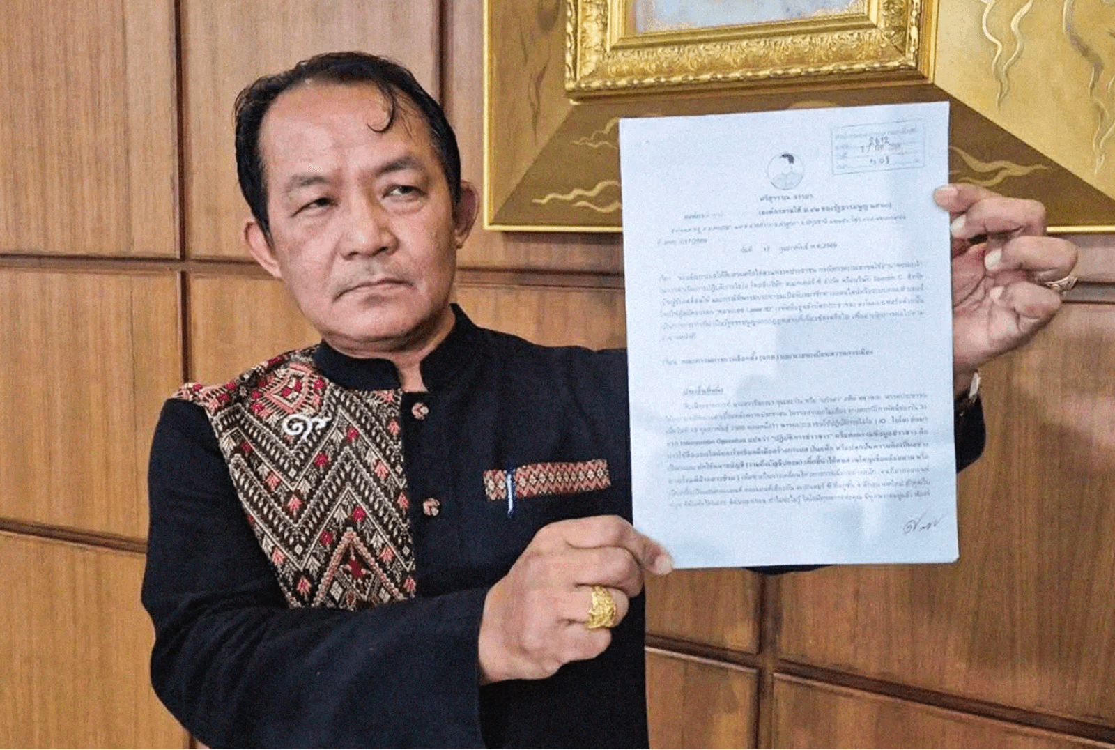 ‘นักร้อง’ ศรีสุวรรณ จรรยา ทำหน้าที่ยื่นฟ้องพรรคประชาชนกรณีสเปกเตอร์ซี  จากนี้ไปก็อยู่ที่การพิจารณาของหน่วยงานที่เกี่ยวข้อง ส่วนพรรคก็ลุ้นกันไป