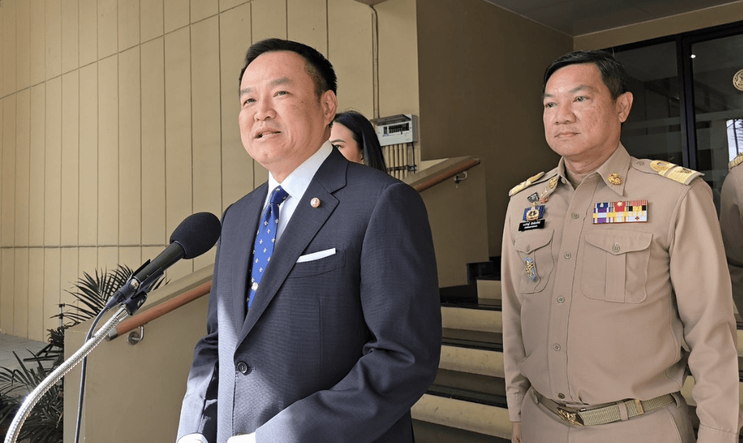 ‘ปลัดป๊อป’ อรรษิษฐ์ สัมพันธรัตน์ ปลัดกระทรวงมหาดไทย แม้จะเปลี่ยนรัฐบาลใหม่ แต่ยังได้เจ้านายคนเดิมกลับมา