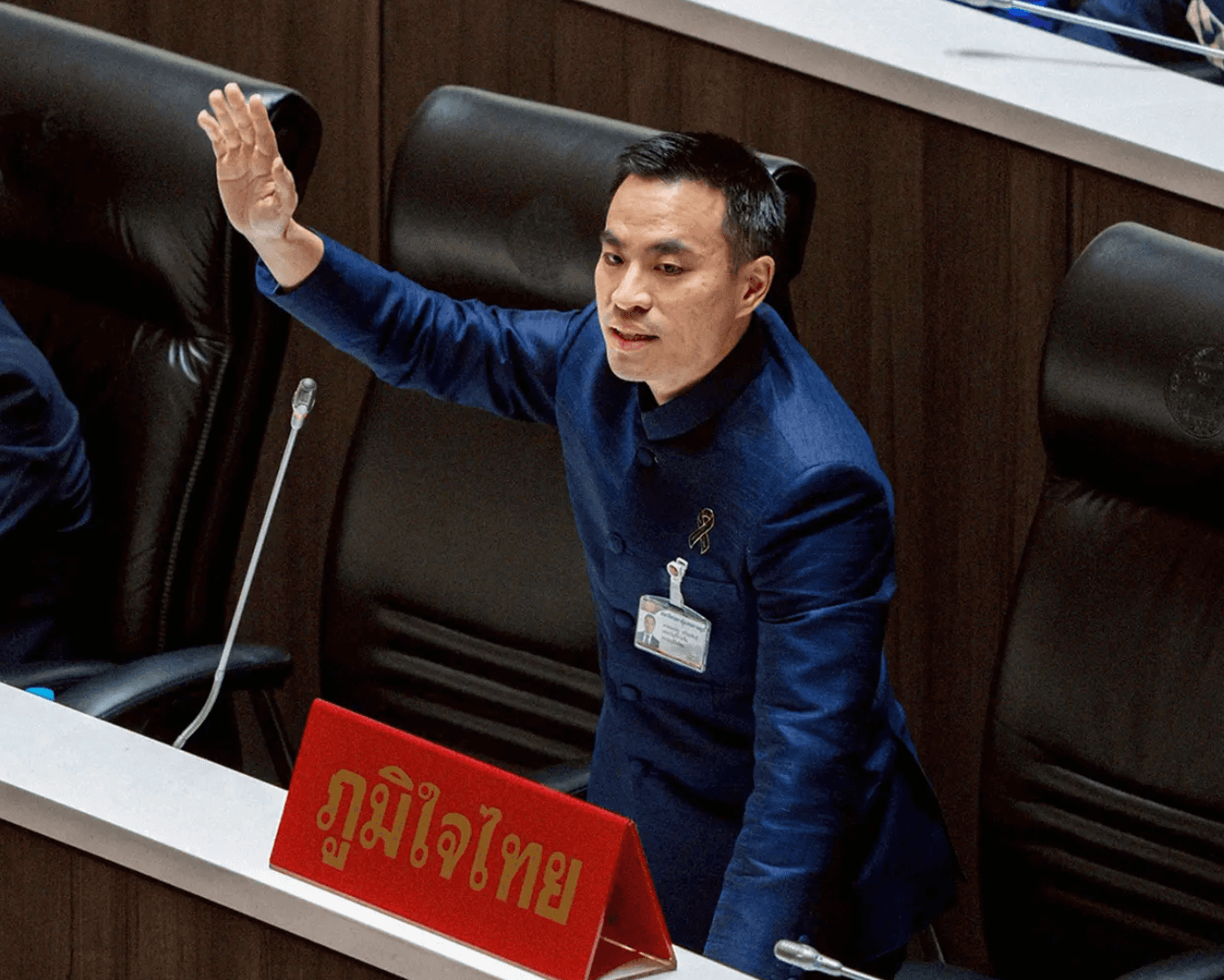 เอกนัฏ พร้อมพันธุ์ ที่ว่ากันว่า จะเป็นรมว.พลังงาน  พูดถึงปัญหาน้ำมัน  ไม่รู้เหมือนกันว่าฝากถึงใคร 