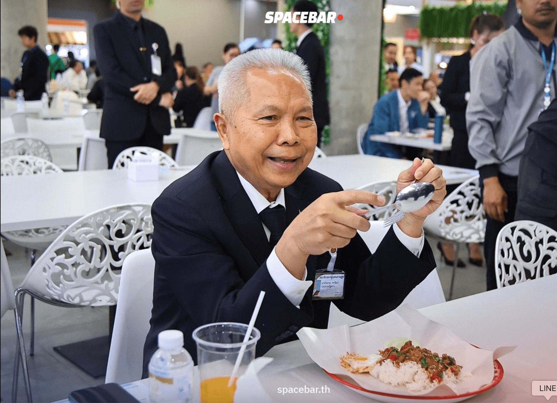 ประธานฯโส  โสภณ ซารัมย์ เปิดประเดิมด้วยข้าวกะเพราถาด ตามนโยบายพรรคภูมิใจไทย ที่ สส.ดูแลปากท้องของตัวเอง  และไม่ใช่เรื่อง ‘ตลก’