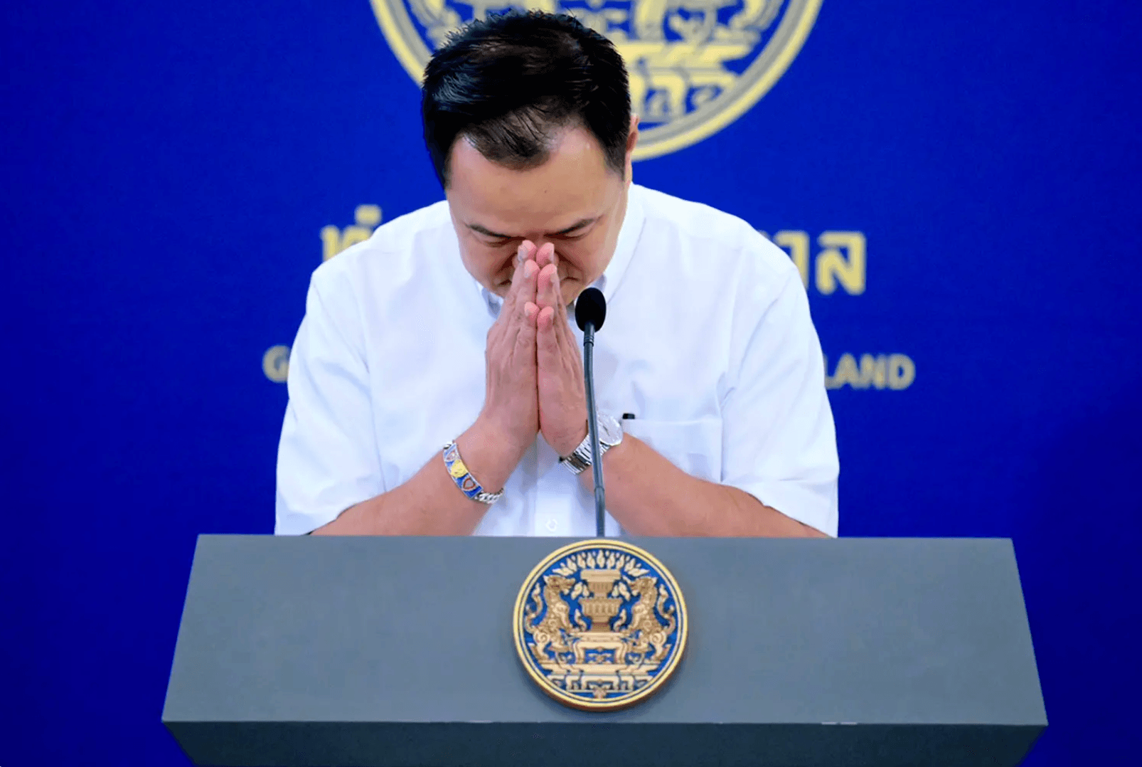 ช็อตเด็ด คนดัง นายกรัฐมนตรีอนนุทิน ชาญวีรกูล กับการไหว้ขอโทษครั้งล่าสุดกรณีวิกฤตพลังงาน  และก่อนหน้านี้เขาก็ออกมาไหว้ขอโทษในหลายเรื่อง