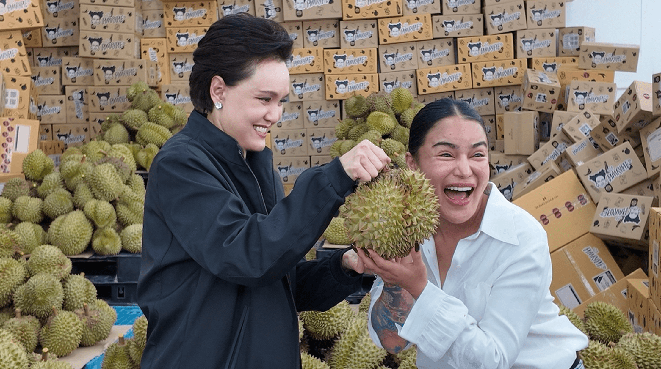 ซูเปอร์จี กับ พิมรี่พาย กับแคมเปญไลฟ์สดขายทุเรียน 1 ล้านลูก  ลูกละ 100 บาท ทำให้คนขายทุกเรียนต้องออกมาปกป้องราคาขาย