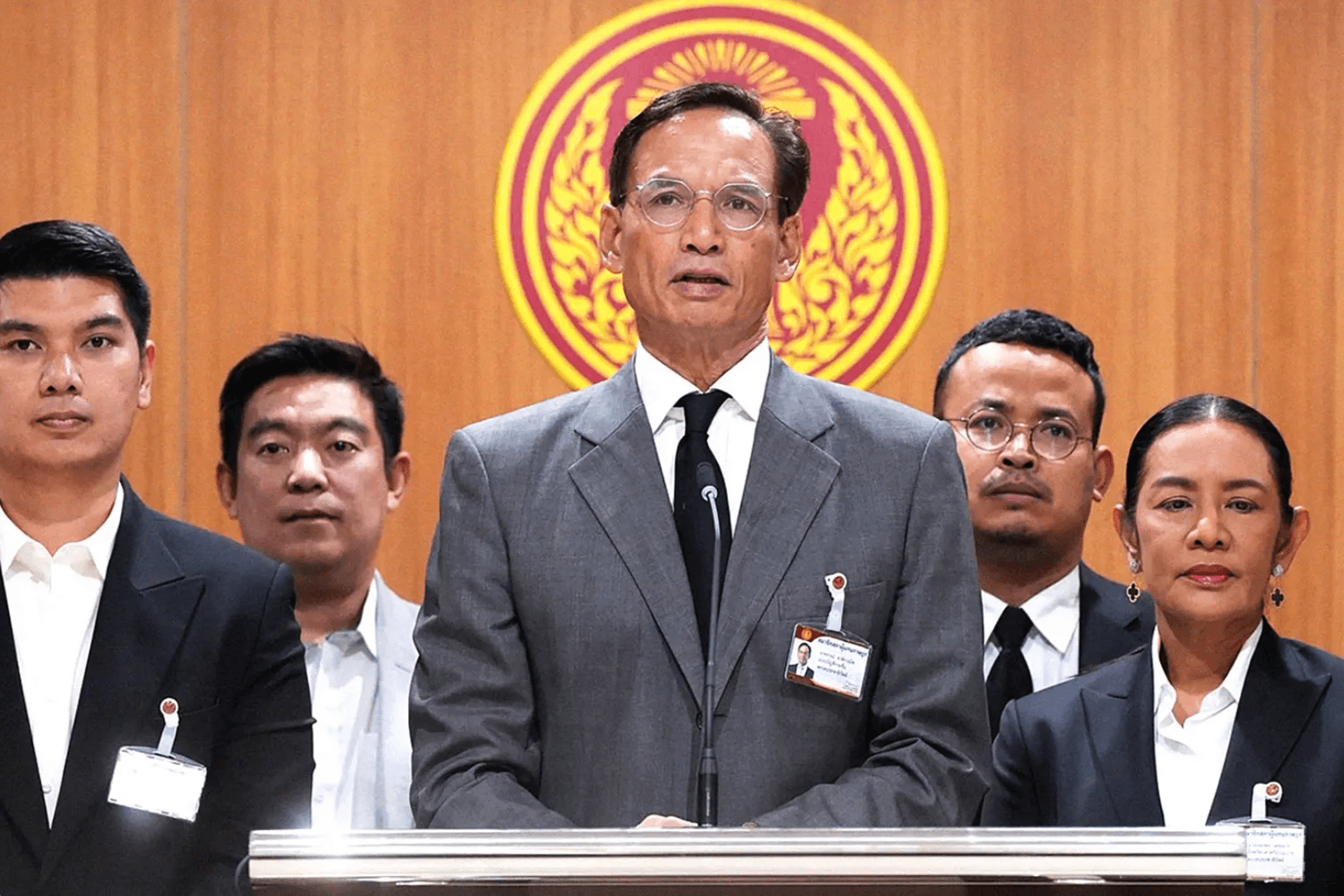 กรณ์ จาติกวณิช อดีตรมว.คลัง พรรคประชาธิปัตย์ ออกมาค้านโครงการแลนด์บริดจ์ทันที  เพราะไม่ได้ถูกบรรจุอยู่ในนโยบายที่แถลงต่อสภา อยู่ดี ๆ ก็งอกขึ้นมา