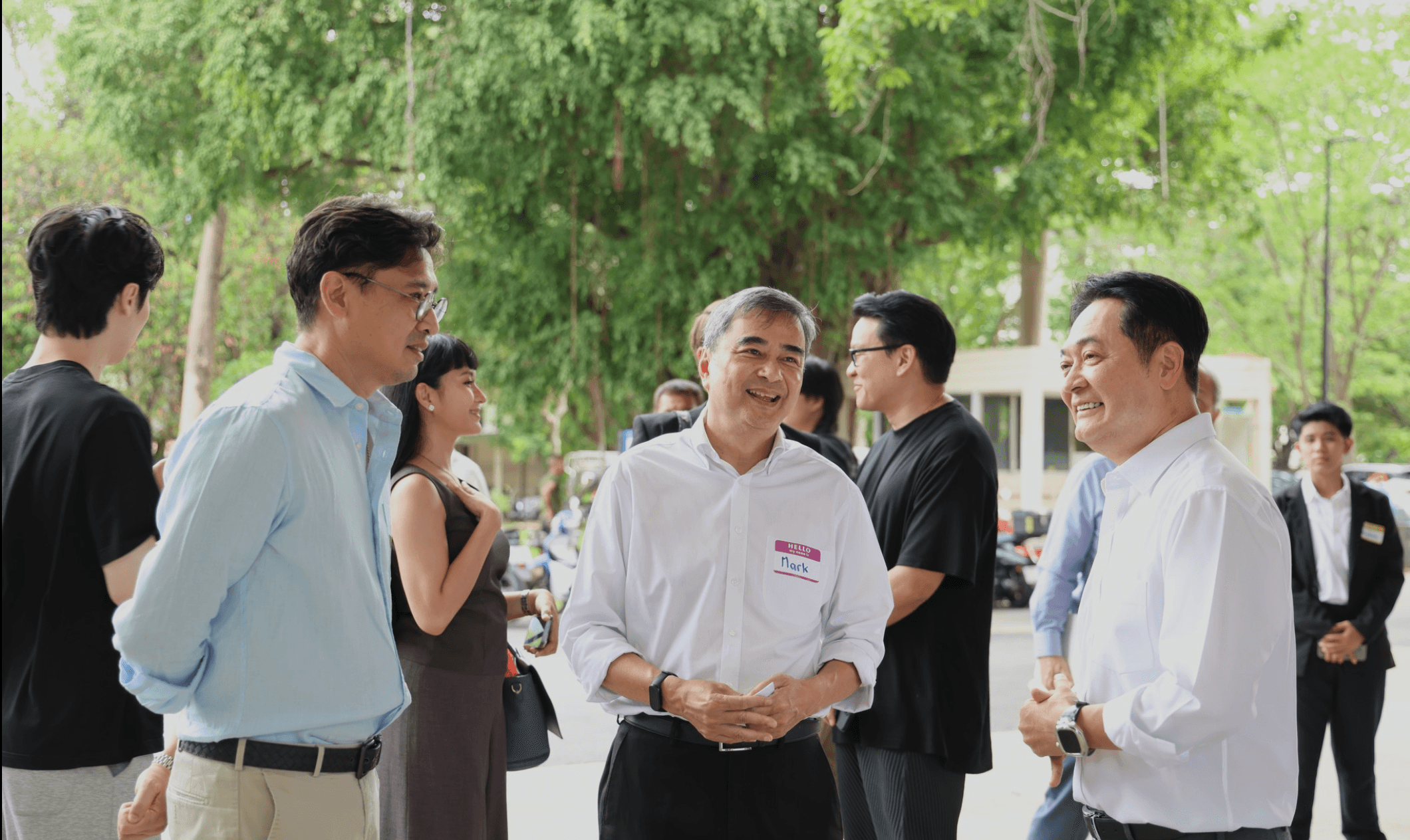 อภิสิทธิ์ เวชชาชีวะ หัวหน้าพรรคประชาธิปัตย์ กับภาระกิจหาผู้สมัครลงชิงเก้าอี้ิผู้ว่าฯ กทม. มี 2 ชื่อในมือ สุดท้ายต้องเลือกแค่ 1 ชื่อแล้วจะเป็นใคร?