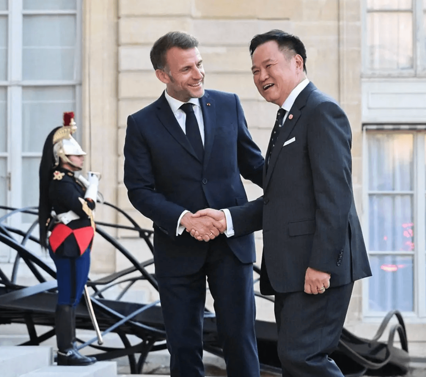 นายกรัฐมนตรีไทยกับประธานาธิบดีฝรั่งเศส บรรยากาศชื่นมื่นที่ปารีส   มีการโพสต์ภาพและคำชื่นชมจากเอ็มมานูเอล มาครง  พร้อมเพลง เมด อิน ไทยแลนด์ 