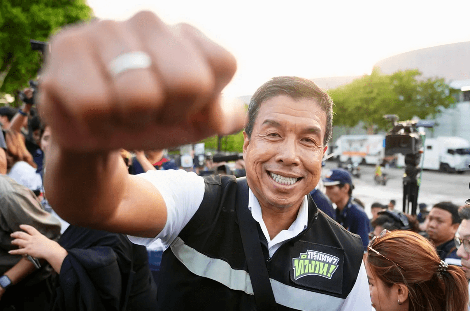สนามเลือกตั้งผู้ว่าฯกรุงเทพมหานครเริ่มต้นแล้ว   ชัชชาติ สิทธิพันธุ์ ยังเป็นมือวางอันดับหนึ่ง แบบม้วนเดียวจบ 