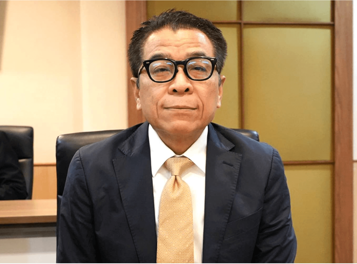 เลขาธิการ กกต.แสวง บุญมี ทำให้คนติดตามข่าวปรับอารมณ์กันไม่ทัน กรณีพ้นหรือไม่พ้นตำแหน่ง 
