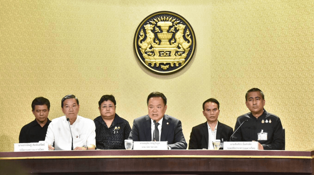 อนุทิน ชาญวีรกูล นายกฯและรมว.มหาดไทยพร้อมคณะชุดใหญ่  แถลงข่าวผลการสอบสวน 7 วัน คดีโกงสอบท้องถิ่น