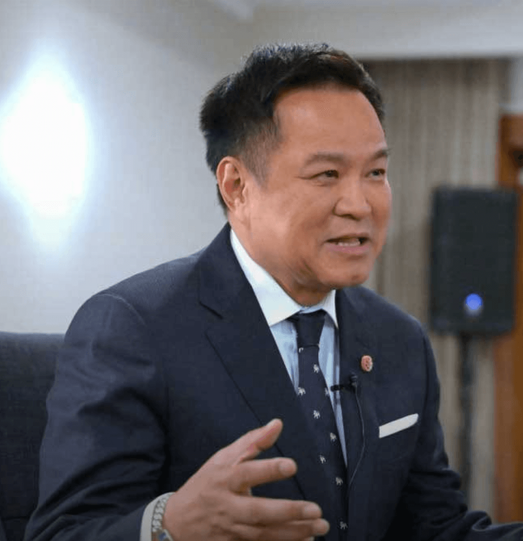 รัฐมนตรีมหาดไทยอนุทิน ชาญวีรกูล เจอกับเรื่องใหญ่ ๆ  ถึง 2 เรื่อง โกงสอบกับอาวุธปืน การโยกย้ายในกระทรวงรอบนี้ก็ไม่น่าจะแผ่วลงเท่าไหร่ 