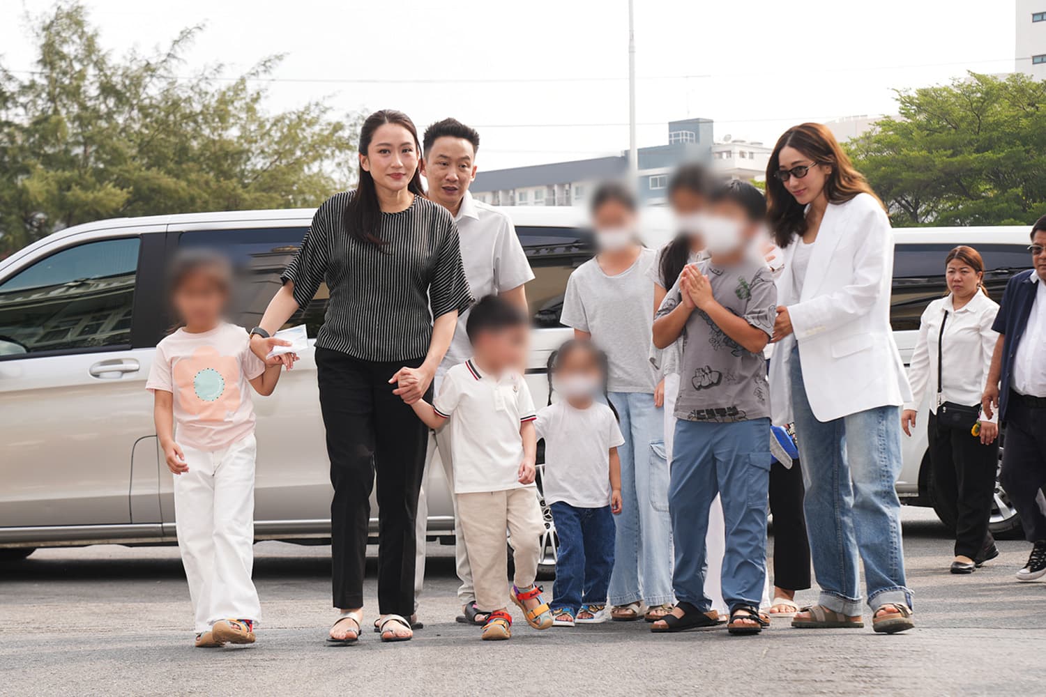 Photo Story : 'พี่น้องชินวัตร' จูงหลาน เยี่ยม 'ทักษิณ' แบบไร้ฉากกั้น