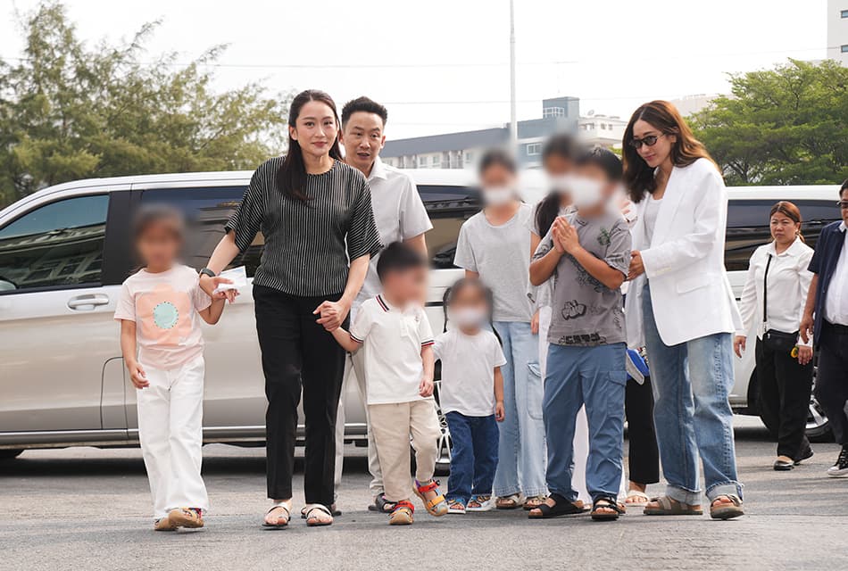 Photo Story : 'พี่น้องชินวัตร' จูงหลาน เยี่ยม 'ทักษิณ' แบบไร้ฉากกั้น