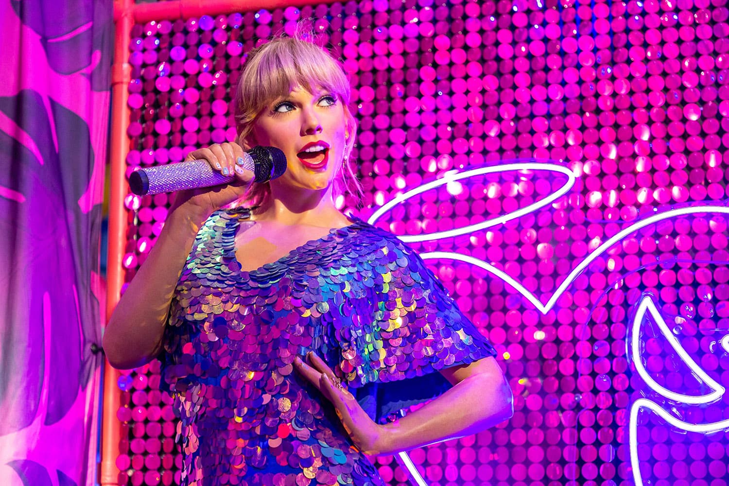 Taylor Swift เผยแรงบันดาลใจสำคัญจากดนตรีอีโมยุค 2000 ชี้ Fall Out Boy และ Dashboard Confessional เปลี่ยนมุมมองการแต่งเพลงของเธอ