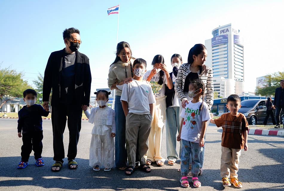 Photo Story ‘สามพี่น้องชินวัตร’ จูงหลาน 7 คนเยี่ยม 'ตาทักษิณ'