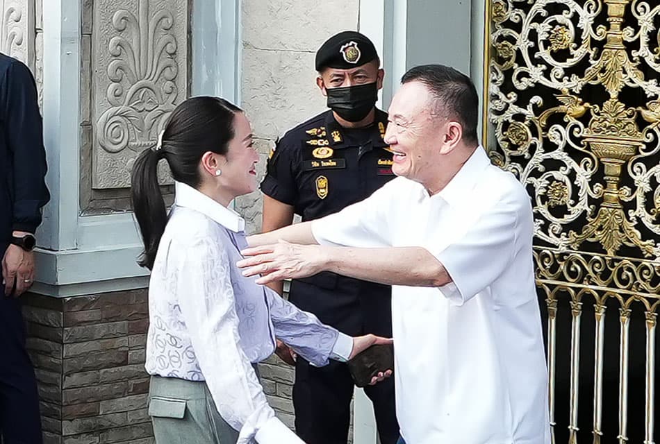 Photo Story : ก้าวแรกหลังออกเรือนจำ 'ทักษิณ' สวมกอด 'แพทองธาร'
