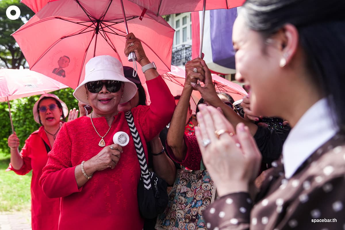 Thaksin-prepares-to-drain-the-drain-Ing-reveals-father-is-fine-SPACEBAR-Photo01.jpg