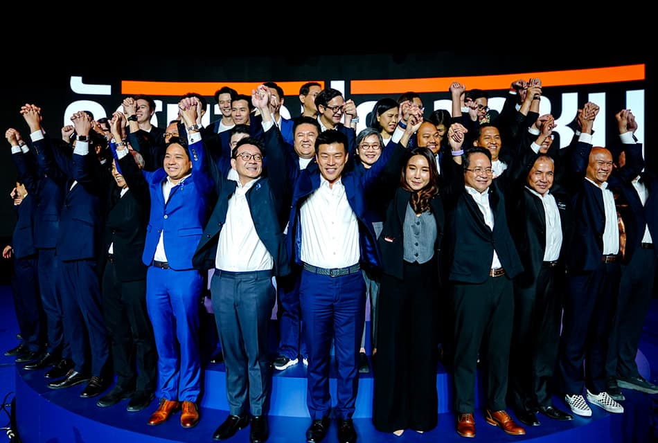 Photo Story : ‘เท้ง’ ถาม ‘ด้อมส้ม’ ได้กลิ่นความเจริญหรือยัง