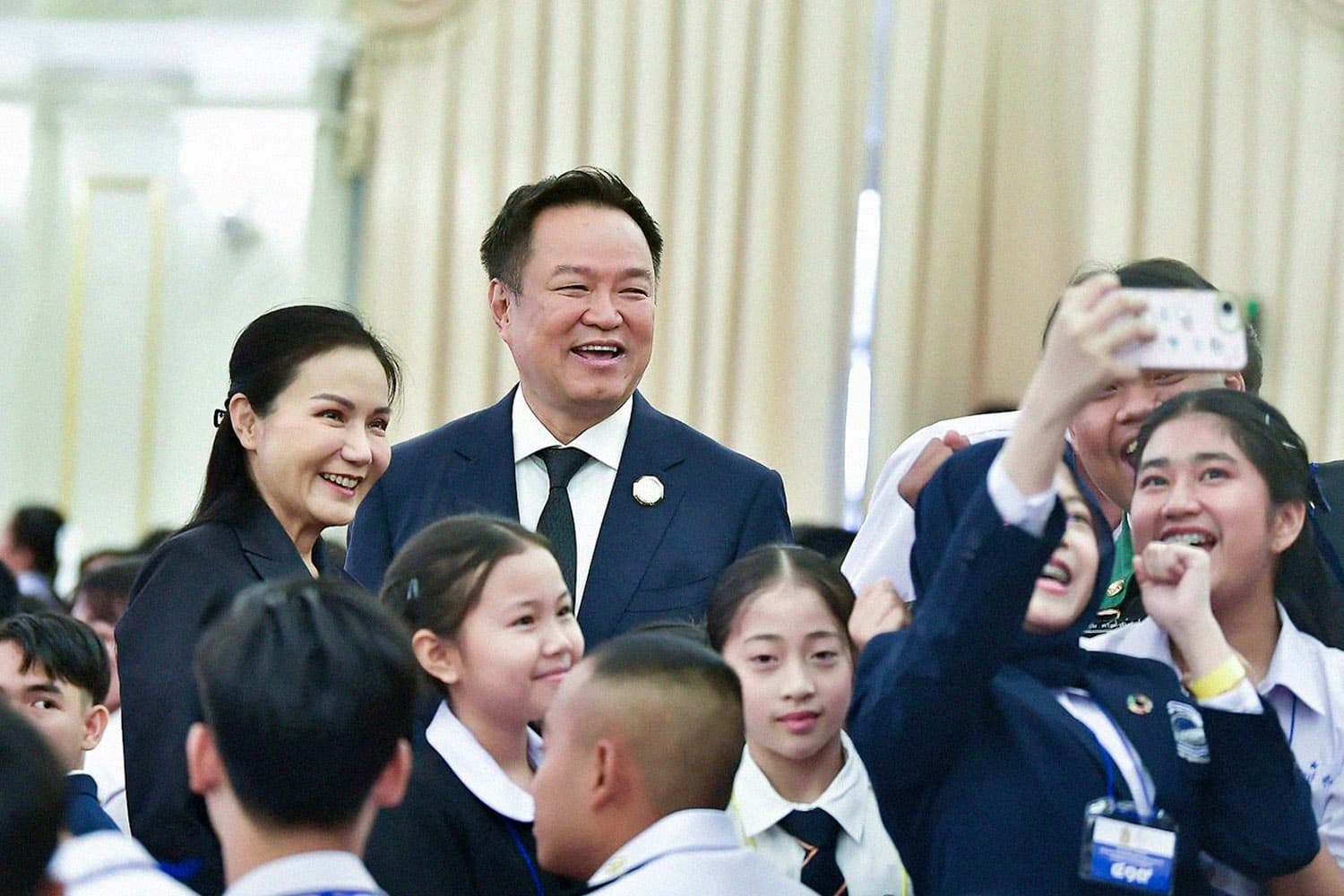 Photo Story ‘นายกฯ’ มอบรางวัลเยาวชน ให้ตั้งใจเรียนโตไปเป็นคนดีของประเทศ