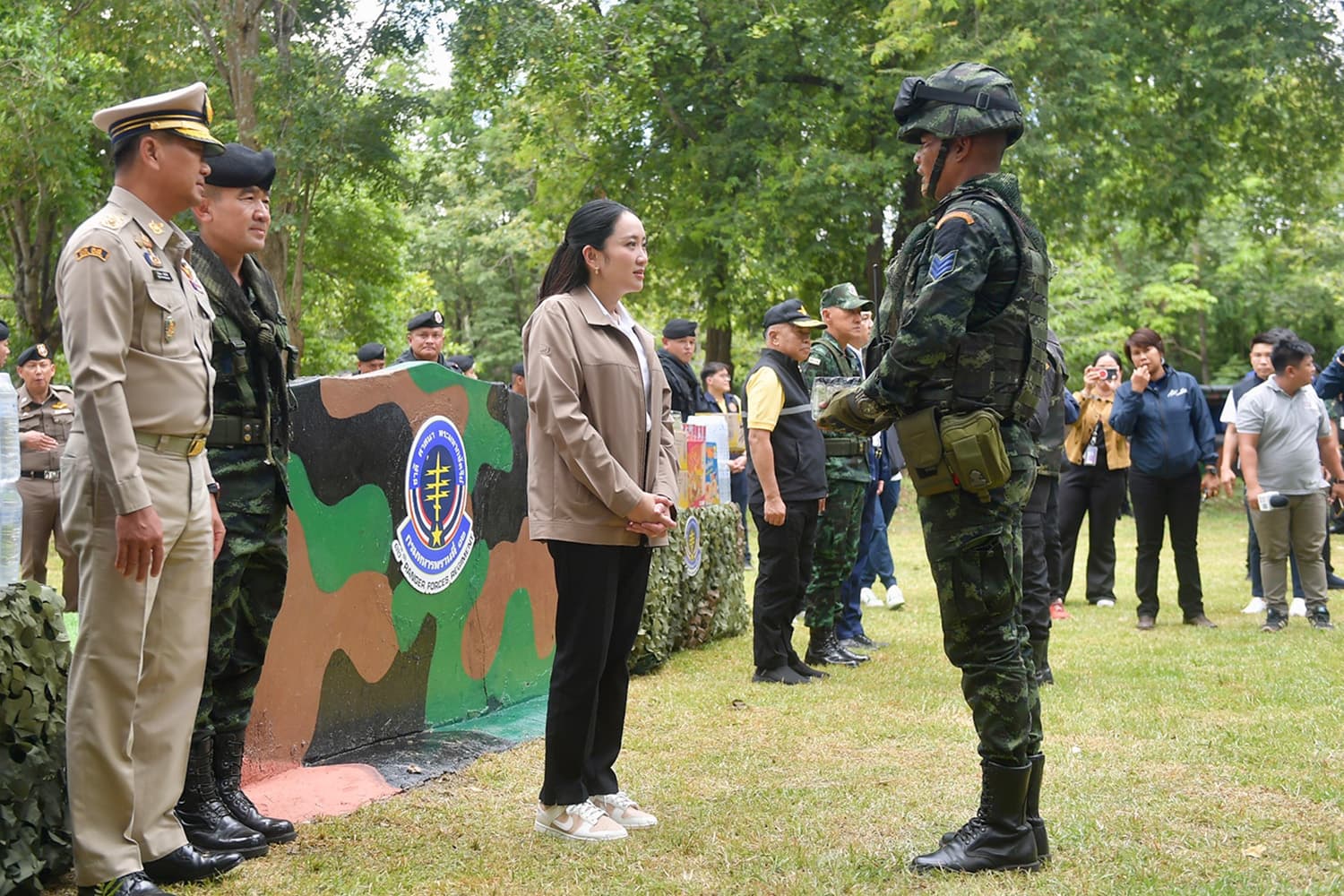 Photo Story :‘นายกฯ’ ลุยชายแดน เจอทั้ง ‘กลุ่มหนุน - กองแช่ง’