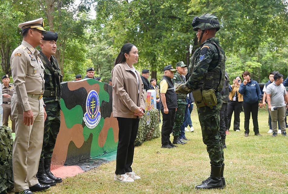 Photo Story :‘นายกฯ’ ลุยชายแดน เจอทั้ง ‘กลุ่มหนุน - กองแช่ง’