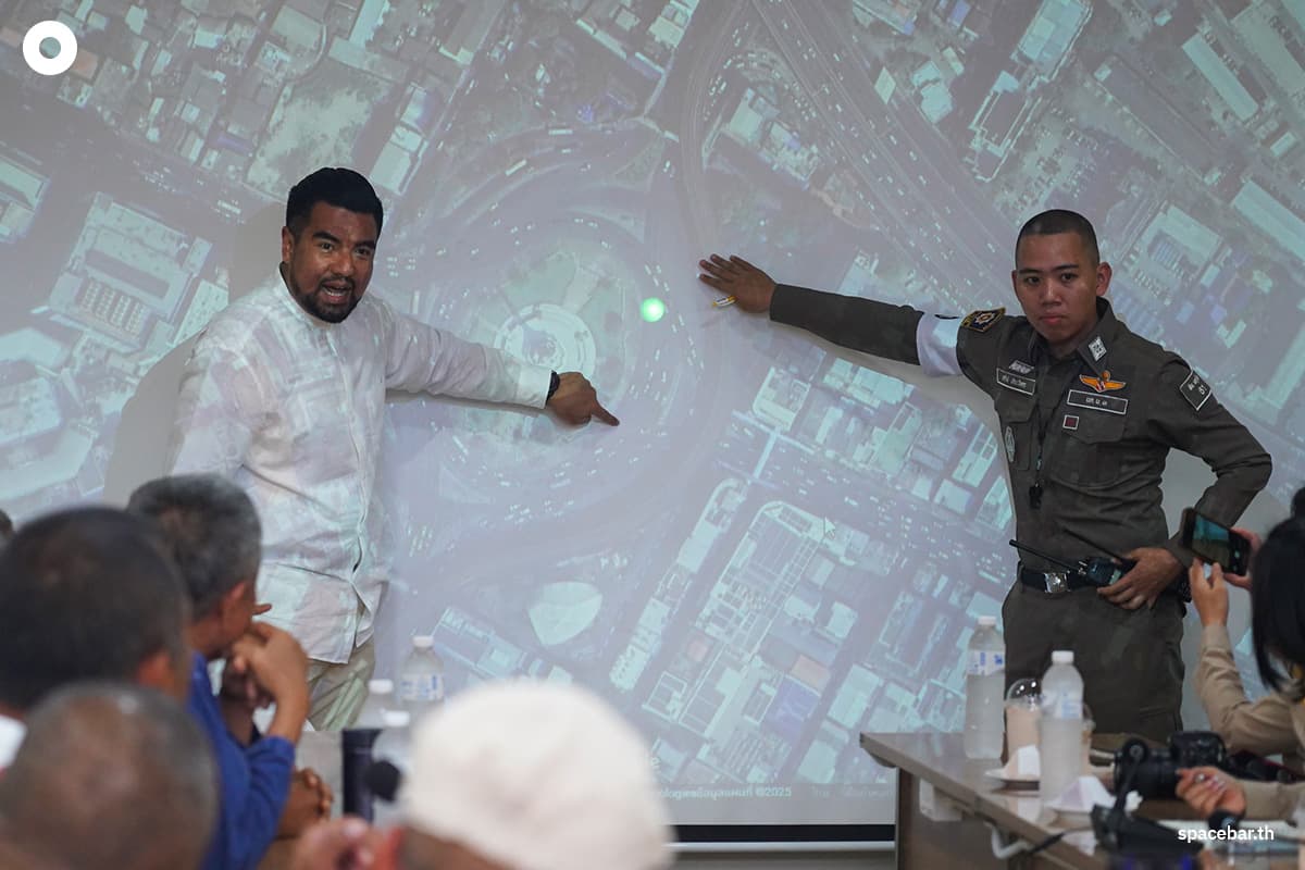 The-mob-talks-to-the-police-preparing-for-a-large-rally-SPACEBAR-Photo02.jpg