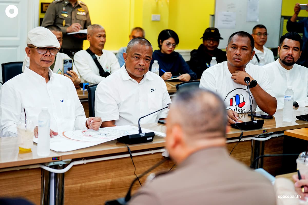 The-mob-talks-to-the-police-preparing-for-a-large-rally-SPACEBAR-Photo03.jpg