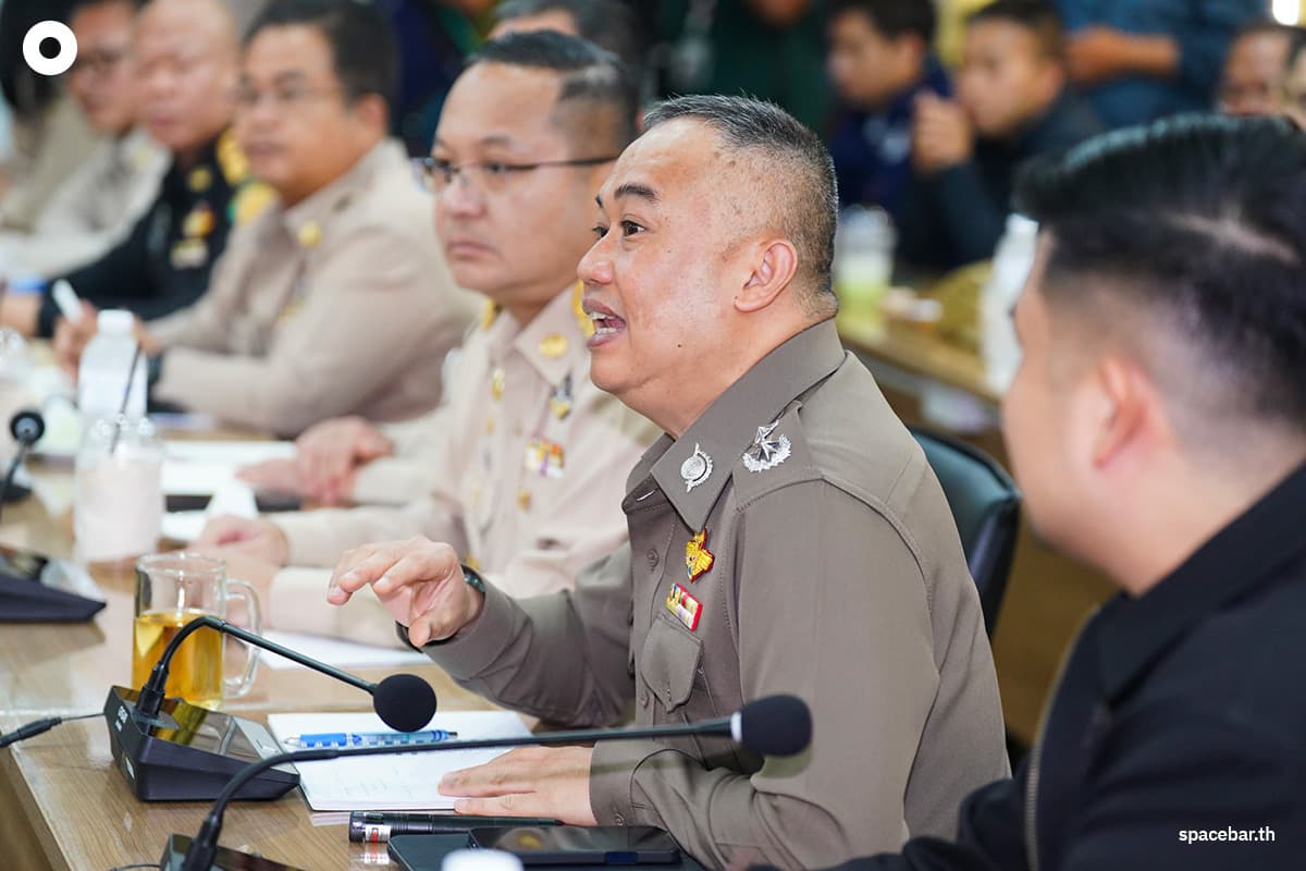 The-mob-talks-to-the-police-preparing-for-a-large-rally-SPACEBAR-Photo08.jpg