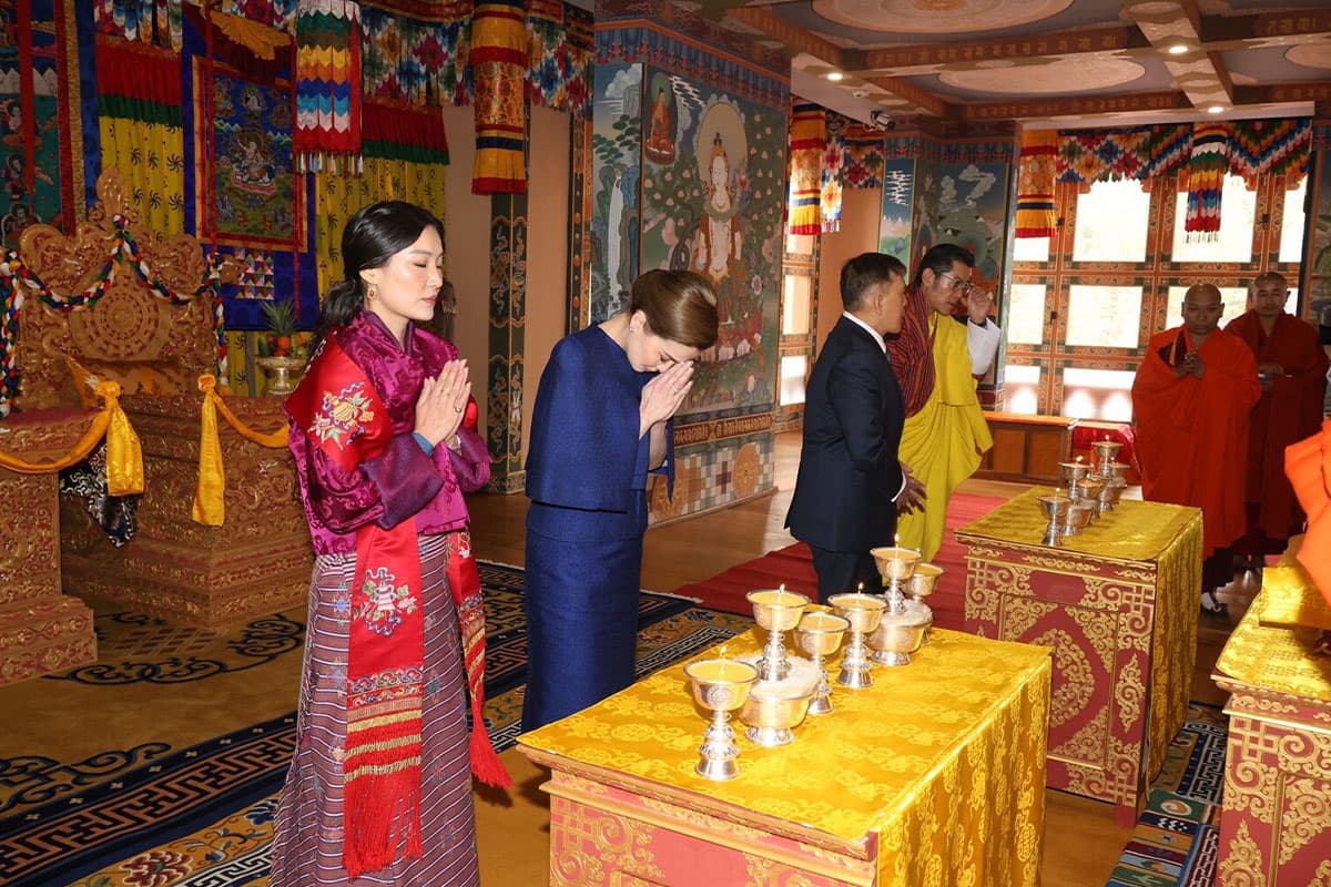 The_King_and_Queen_Bhutan_see_until_disappear_SPACEBAR_Photo04_3777b3c7a2.jpg