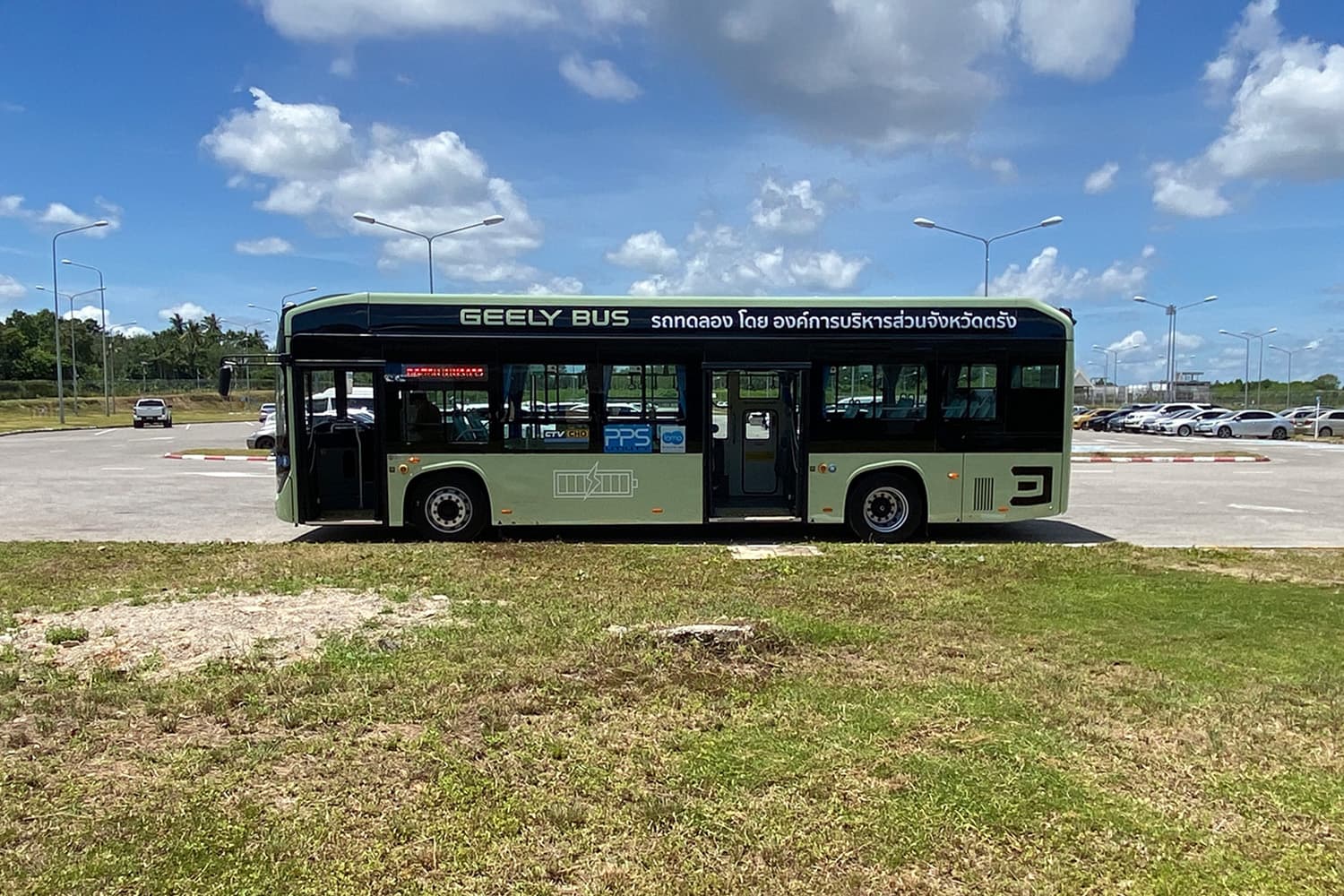 ‘อบจ.ตรัง’ เดินหน้าพัฒนารถโดยสารไฟฟ้า ‘EV’ ลดมลพิษ มุ่งสู่เมืองสีเขียวอัจฉริยะ