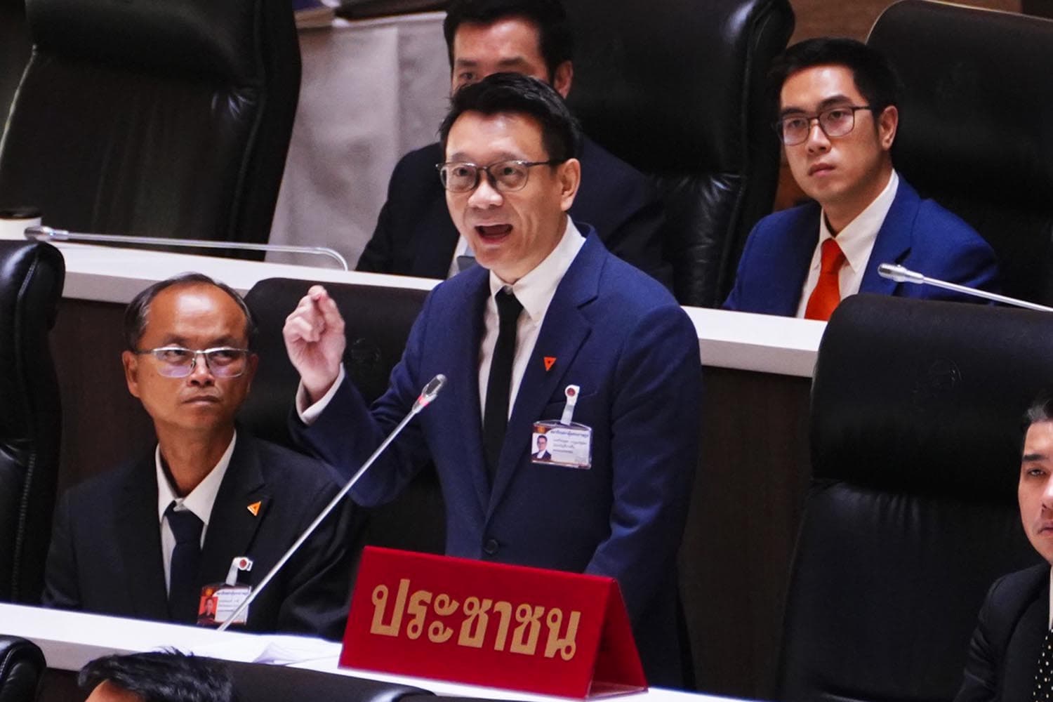 'วีระยุทธ' ถาม เป็นมาตรฐานทำงานของ 'ครูใหญ่ ภท.' หรือไม่ หลัง เล่มนโยบาย มีเนื้อหาเดิม แค่เพิ่มคําว่าวิกฤติ