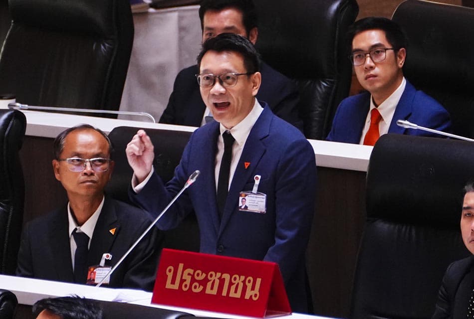 'วีระยุทธ' ถาม เป็นมาตรฐานทำงานของ 'ครูใหญ่ ภท.' หรือไม่ หลัง เล่มนโยบาย มีเนื้อหาเดิม แค่เพิ่มคําว่าวิกฤติ