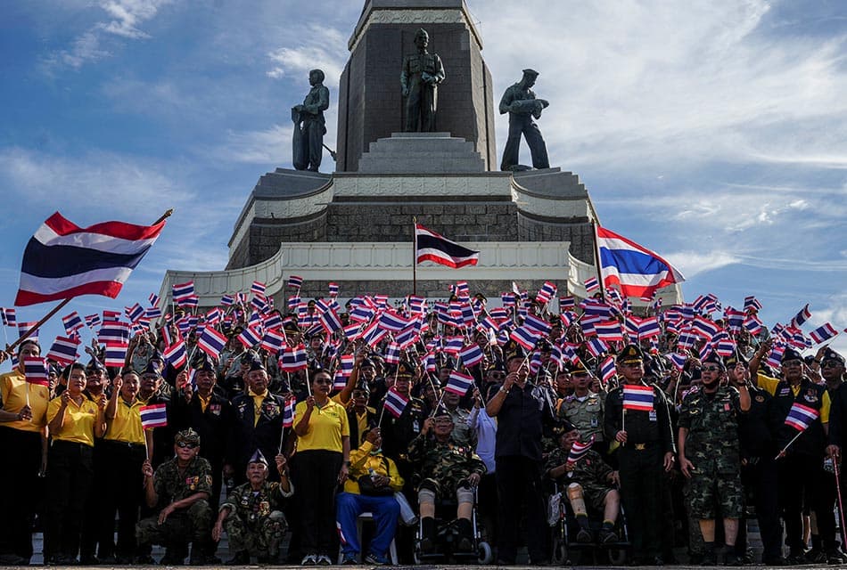 Photo Story: ‘ทหารผ่านศึก’ โบกธงไทย-ร้องเพลงชาติ ส่งกำลังใจถึงทหารแนวหน้า-สดุดีนักรบผู้กล้า