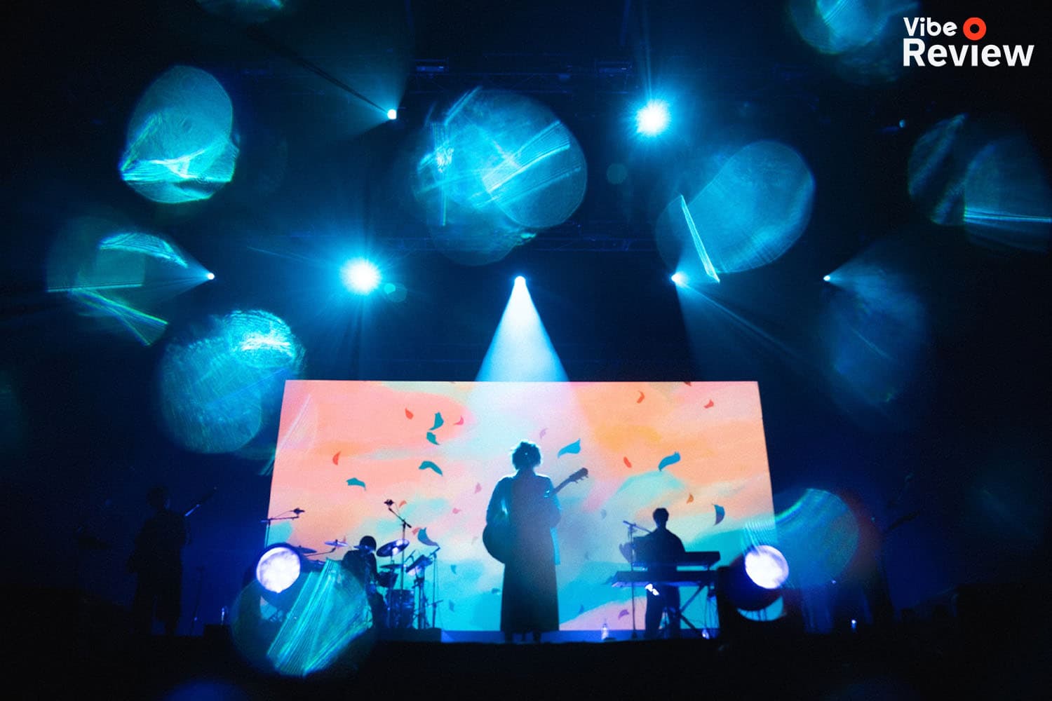 VIBE REVIEW: คอนเสิร์ตสุดลึกลับที่พาทุกคนดำดิ่งไปกับโชว์สุดมันส์จากศิลปินผู้ไม่เปิดเผยตัวตนใน  ‘natori ASIA TOUR 2025 in Bangkok’