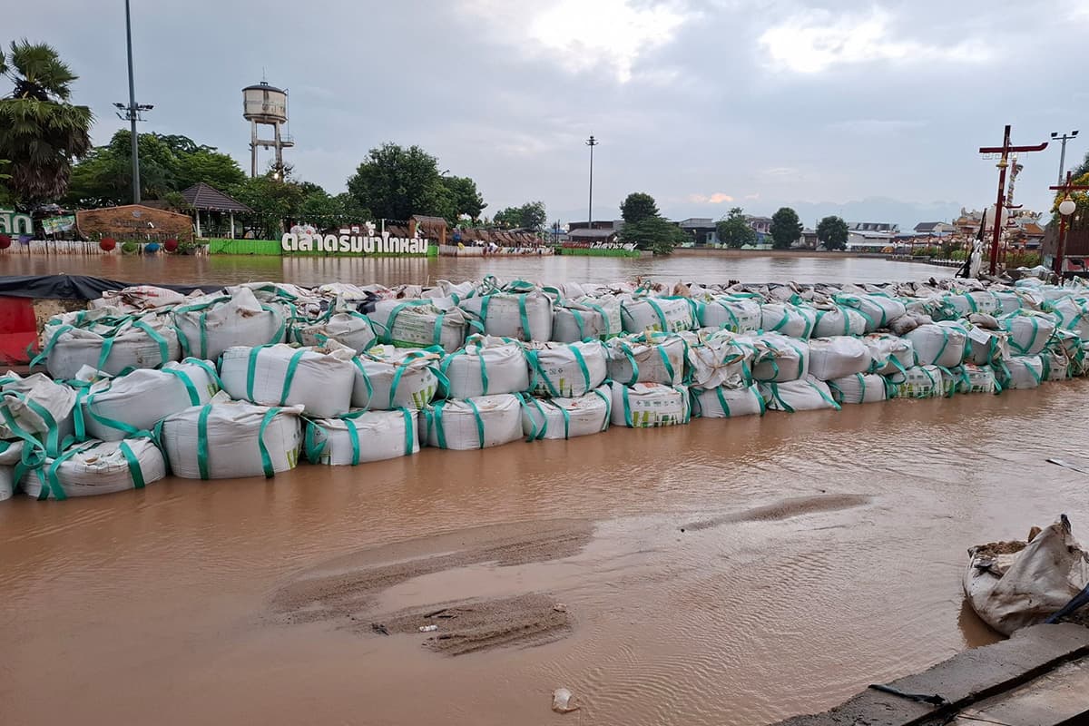 Watch-out-for-flooding-overflowing-rivers-and-river-bank-SPACEBAR-Photo01.jpg