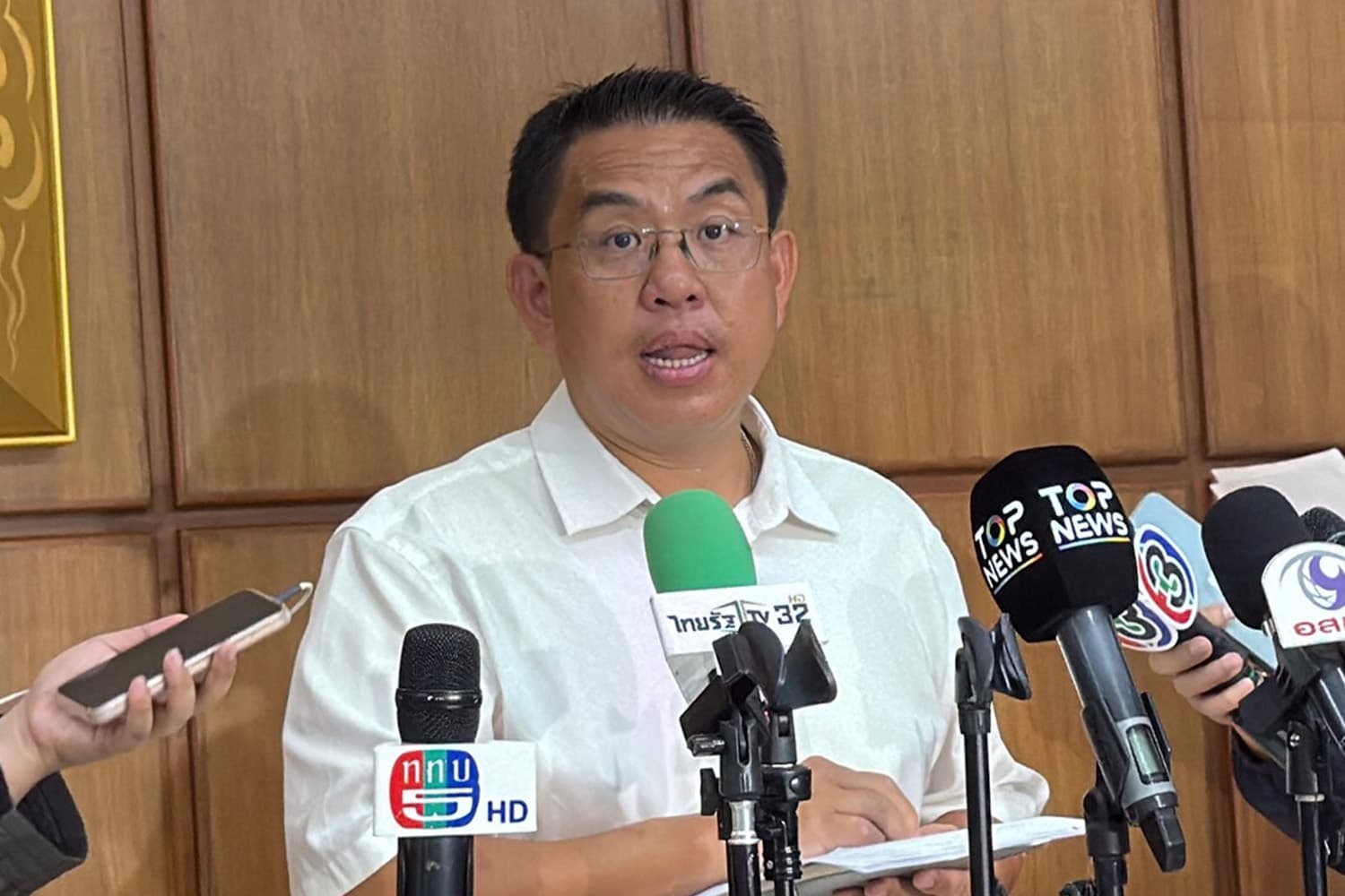 ‘วิโรจน์’ ซัด ‘กกต.’ อย่าแถ! บาร์โคด ‘ชี้เป้าคนกา’ ผิด รธน.