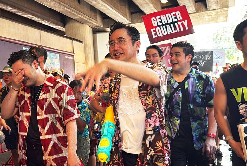 'ยศชนัน-ธงธรรม' บุกสีลมเล่นน้ำสงกรานต์ ชมจัดงานดีแม้เผชิญวิกฤตพลังงาน