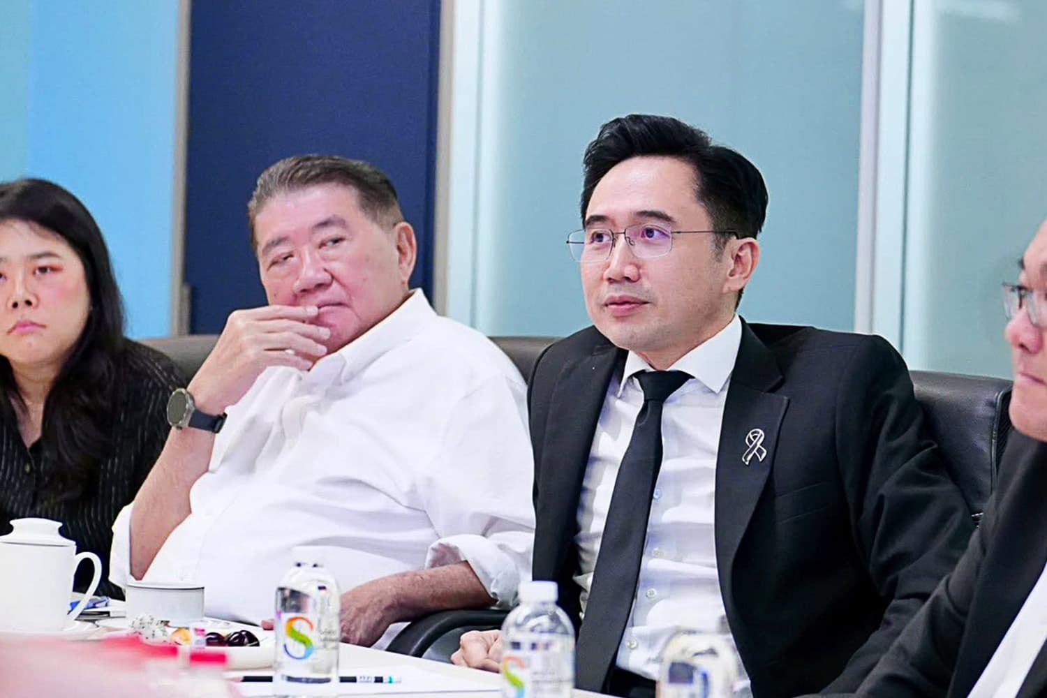 'ยศชนัน' ถกแกนนำ 'เพื่อไทย' จ่อดัน 4 กฎหมายเปลี่ยนประเทศ เข้าสภาทันที